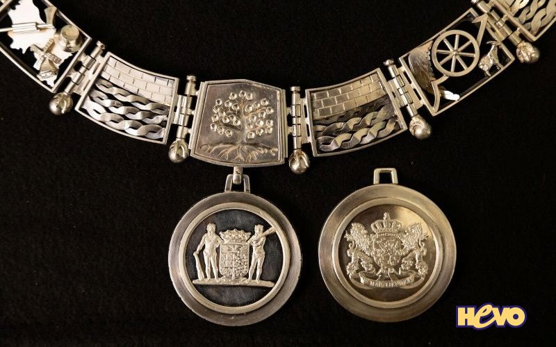 Burgemeester aan de ketting Burgemeester aan de ketting